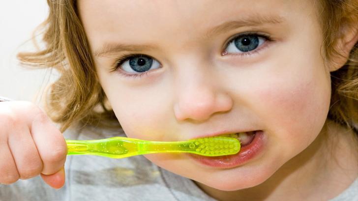 Выбор зубной щетки и зубной пасты для ребенка