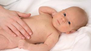Колики у новорожденных: как помочь малышу?