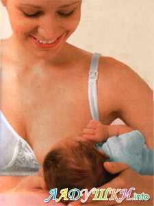 Из-под мышки кормите ребенка грудью тоже удобно