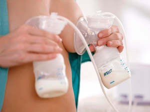 Сцеживание молока с помощью молокоотсоса